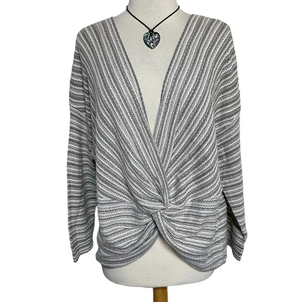 a.n.a. a new approach XL neutral twisted front V-neck light weight sweater